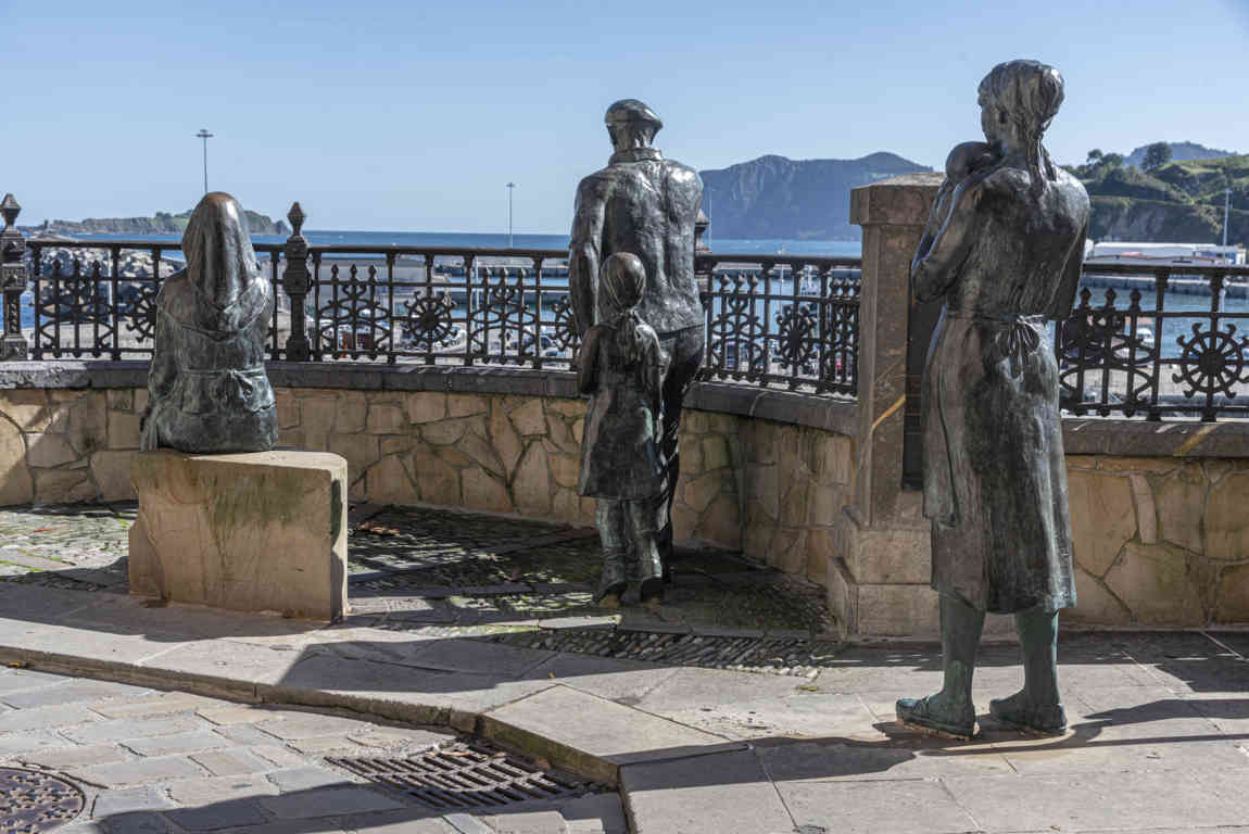 Vizcaya - Bermeo 23 - escultura Esperando  a los Marineros.jpg